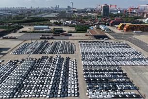 上海：新能源汽车港口准备装船出口