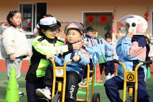 江苏扬州：民警校园宣传交通安全知识