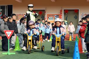 江苏扬州：民警校园宣传交通安全知识
