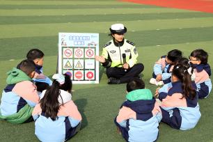 江苏扬州：民警校园宣传交通安全知识