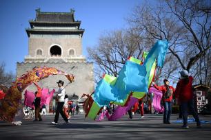 北京：民众挥舞彩带龙享春日暖阳