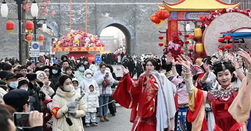 “鼓励更多文化企业和优秀文化产品走向世界”