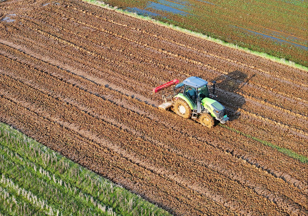 江西泰和：村民驾驶拖拉机翻耕整地备春种