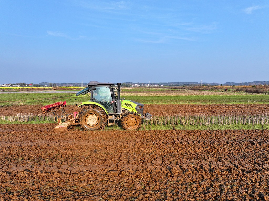 江西泰和：村民驾驶拖拉机翻耕整地备春种