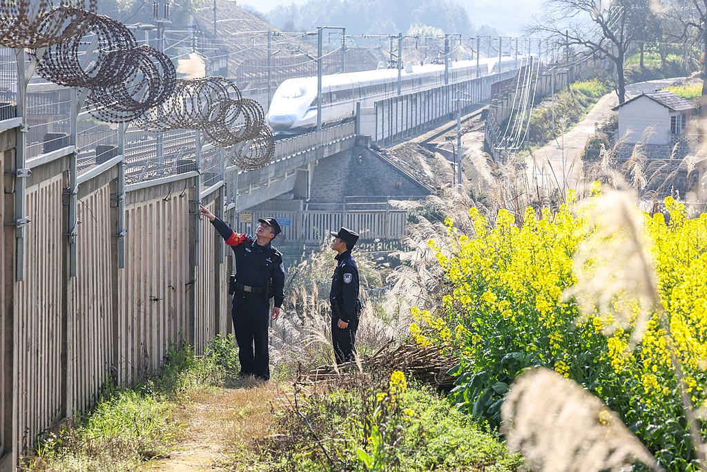 贵州铜仁：铁警管线巡逻保安全