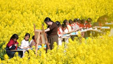 重庆：小学生油菜花海写生踏青