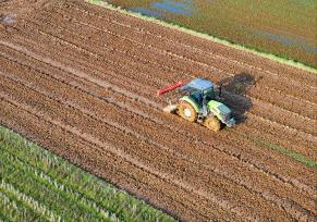江西泰和：村民驾驶拖拉机翻耕整地备春种