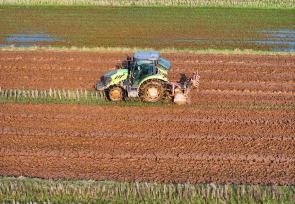 江西泰和：村民驾驶拖拉机翻耕整地备春种