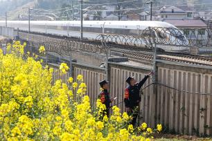 贵州铜仁：铁警管线巡逻保安全