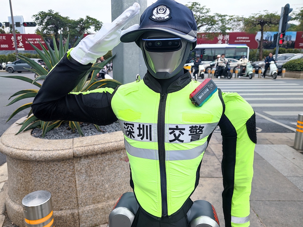广东深圳：机器人“交警”上岗执勤