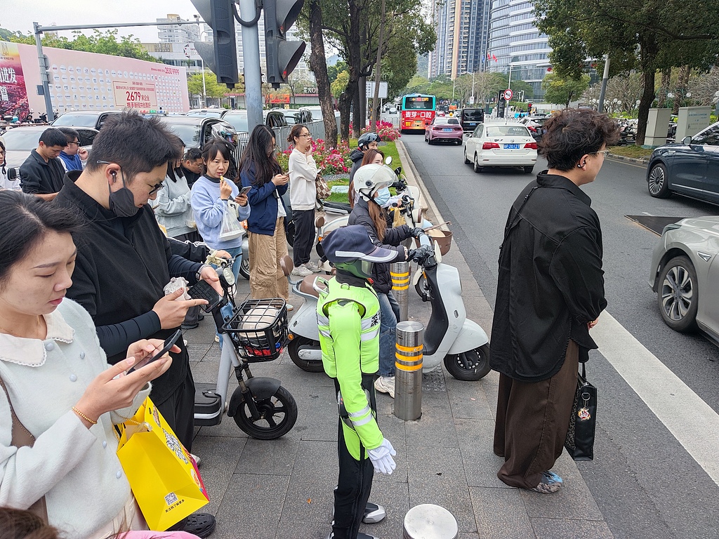 广东深圳：机器人“交警”上岗执勤