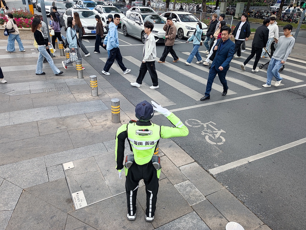 广东深圳：机器人“交警”上岗执勤