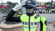广东深圳：机器人“交警”上岗执勤