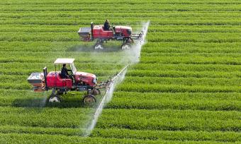 江苏南通：农民驾驶植保机管护麦田