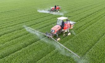 江苏南通：农民驾驶植保机管护麦田