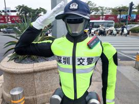 广东深圳：机器人“交警”上岗执勤