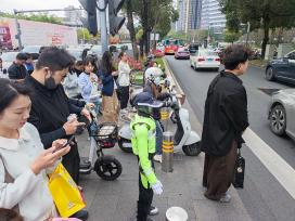 广东深圳：机器人“交警”上岗执勤