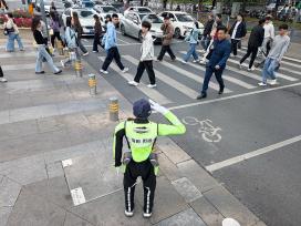 广东深圳：机器人“交警”上岗执勤