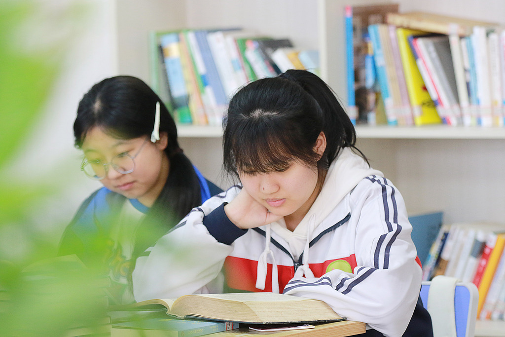 山东高密：中学生春日品书香