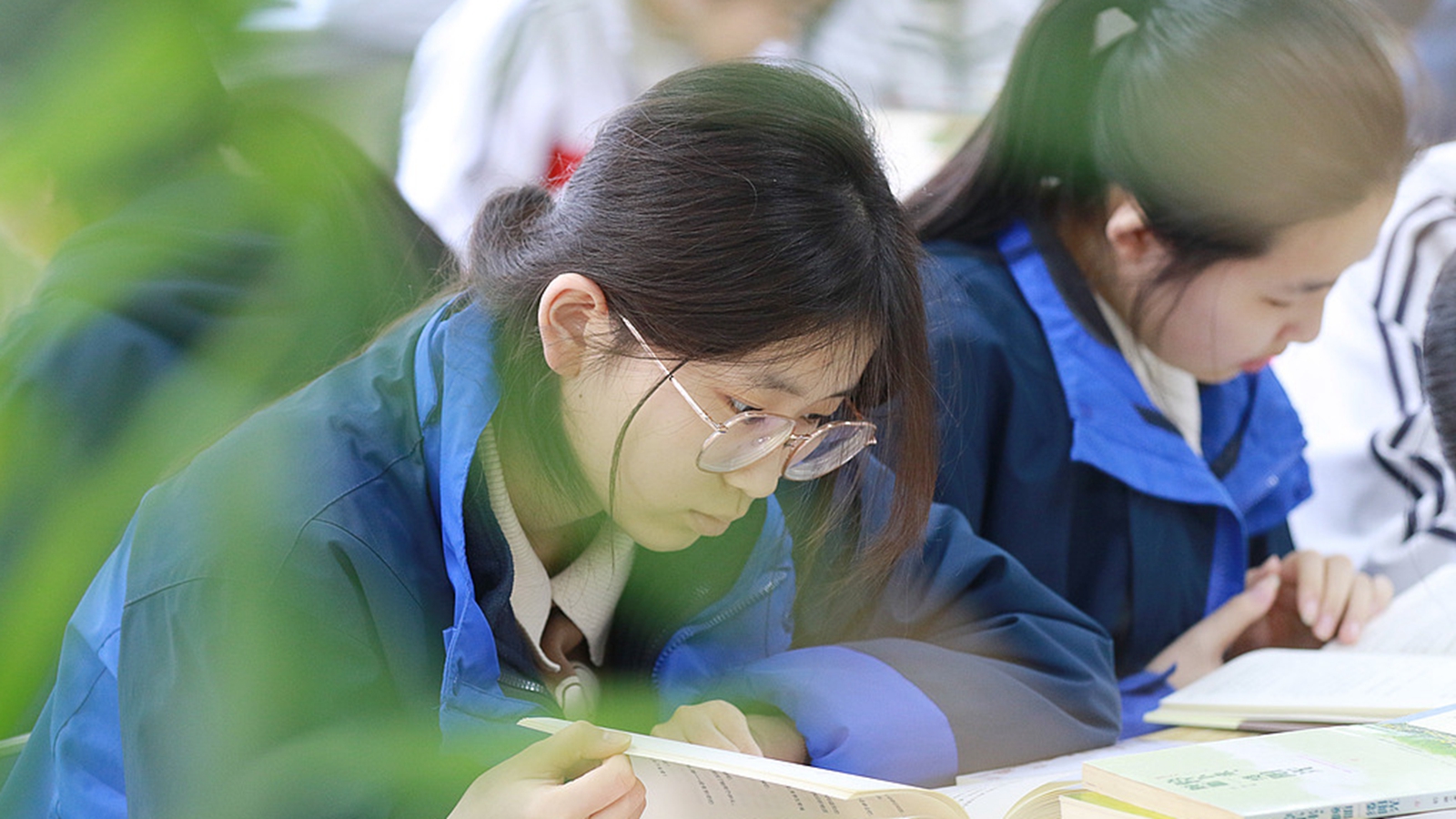 山东高密：中学生春日品书香