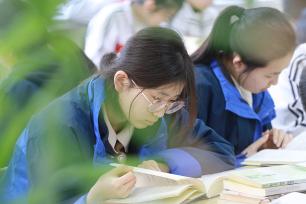 山东高密：中学生春日品书香