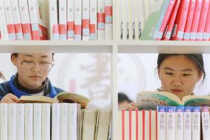 山东高密：中学生春日品书香