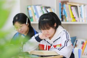 山东高密：中学生春日品书香