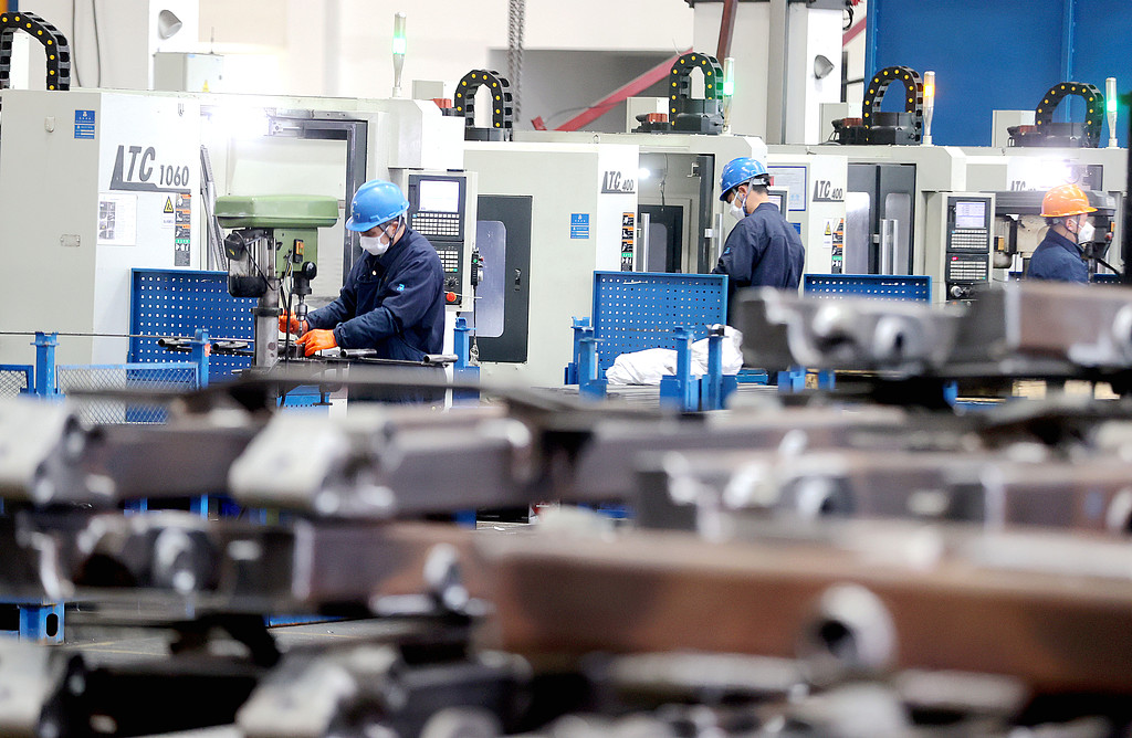 浙江湖州：工人在企业车间内加工零件