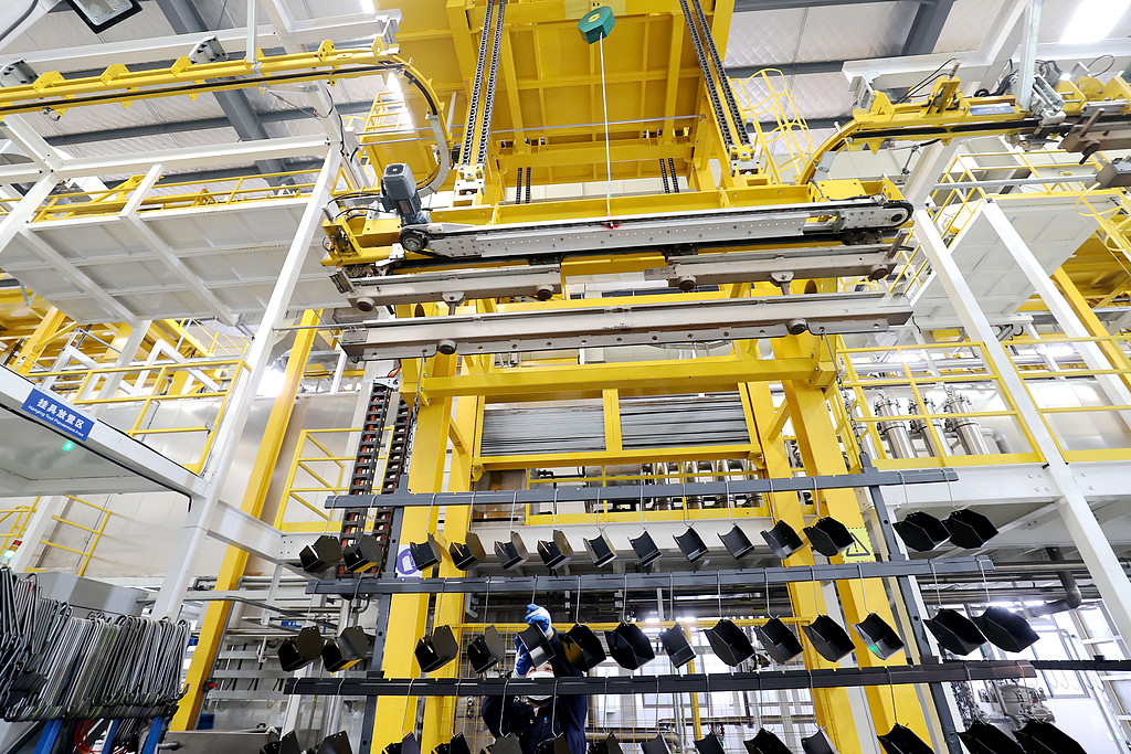 浙江湖州：工人在企业车间内加工零件