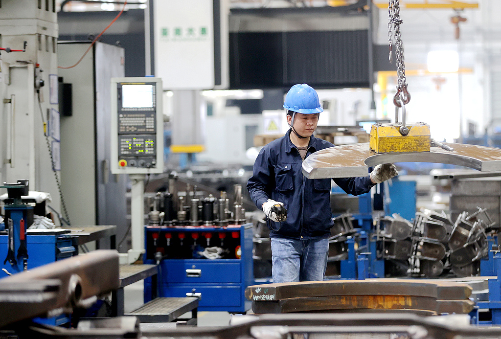 浙江湖州：工人在企业车间内加工零件