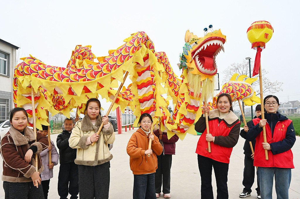 江苏睢宁：小朋友田间舞龙迎接“龙抬头”