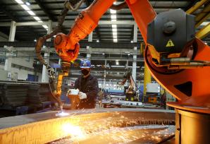 浙江湖州：工人在企业车间内加工零件