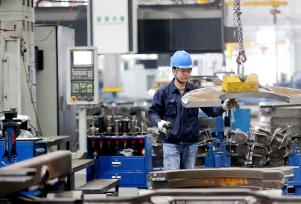 浙江湖州：工人在企业车间内加工零件