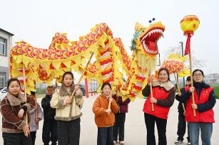 江苏睢宁：小朋友田间舞龙迎接“龙抬头”