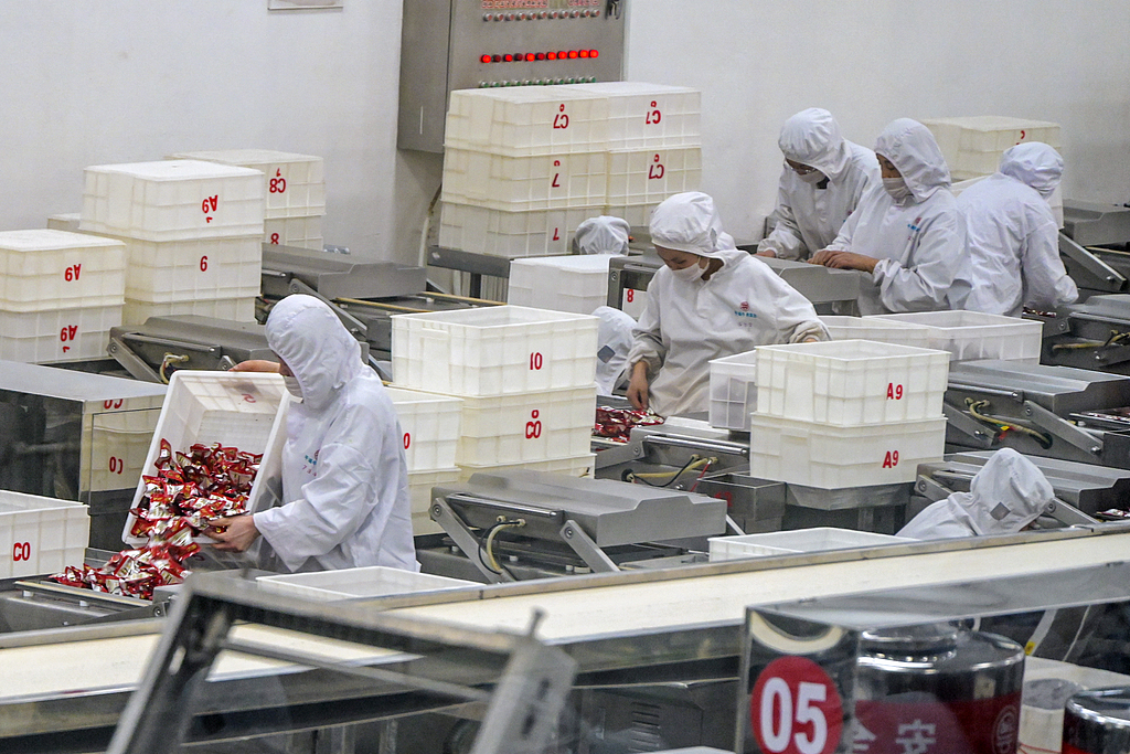 山西平遥：工人加紧生产牛肉制品