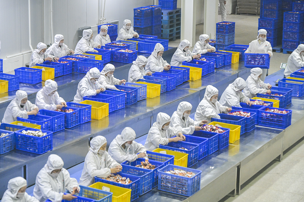 山西平遥：工人加紧生产牛肉制品