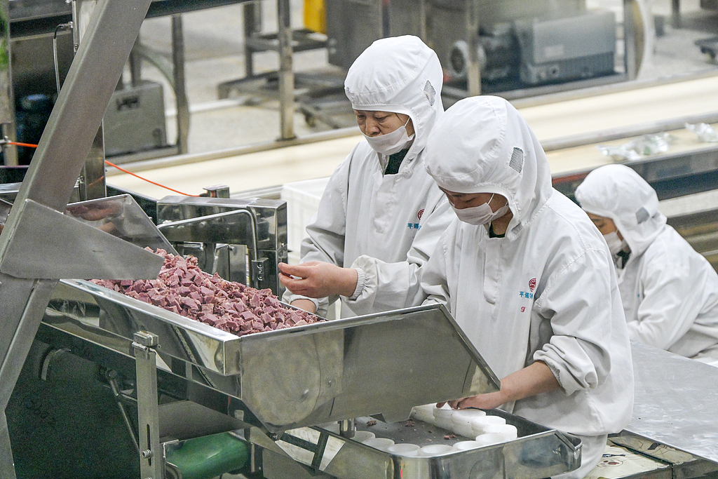 山西平遥：工人加紧生产牛肉制品