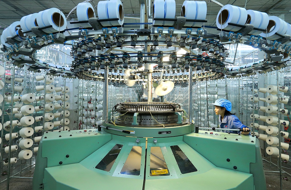 山东青岛：针织企业车间流水线有序运转