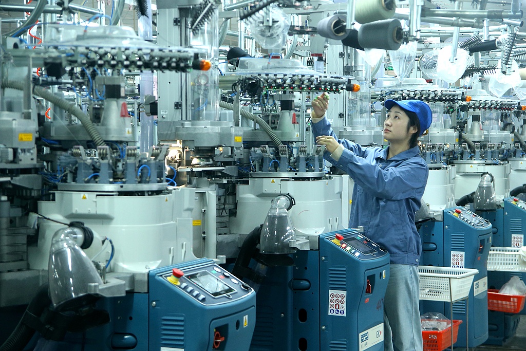 山东青岛：针织企业车间流水线有序运转