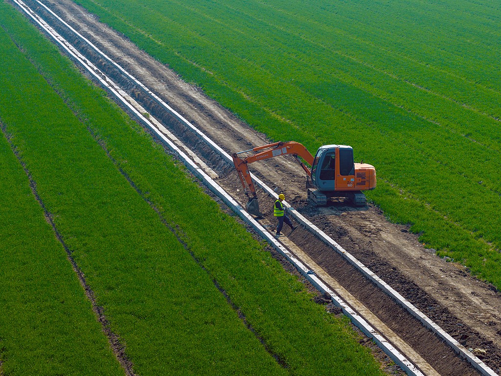 江苏淮安：村民在麦田中修整河沟