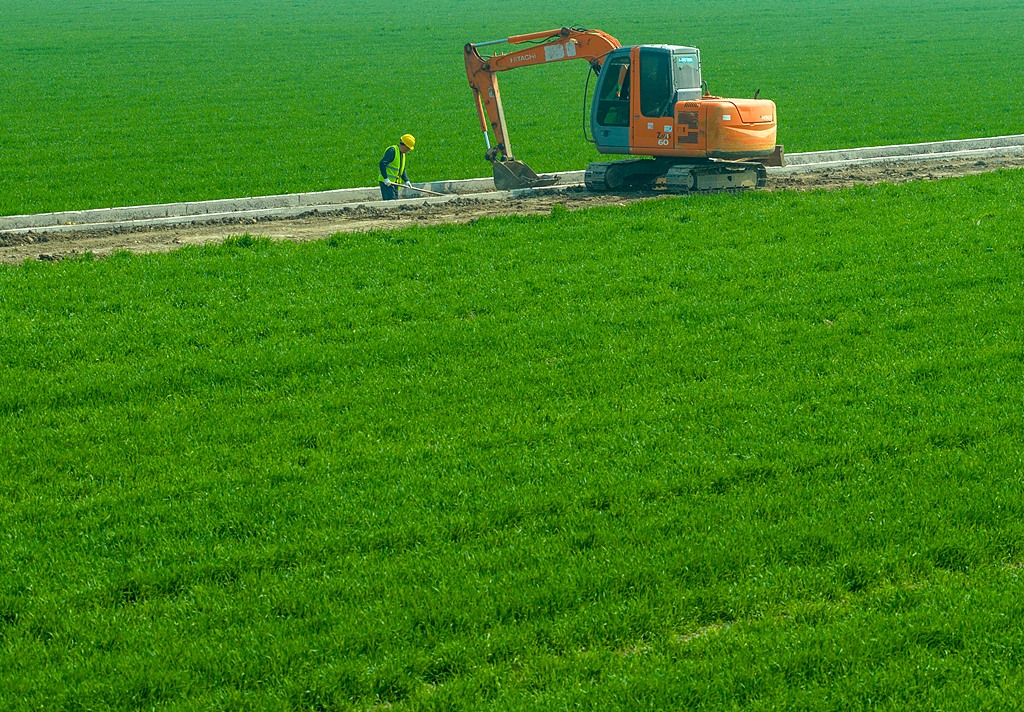 江苏淮安：村民在麦田中修整河沟
