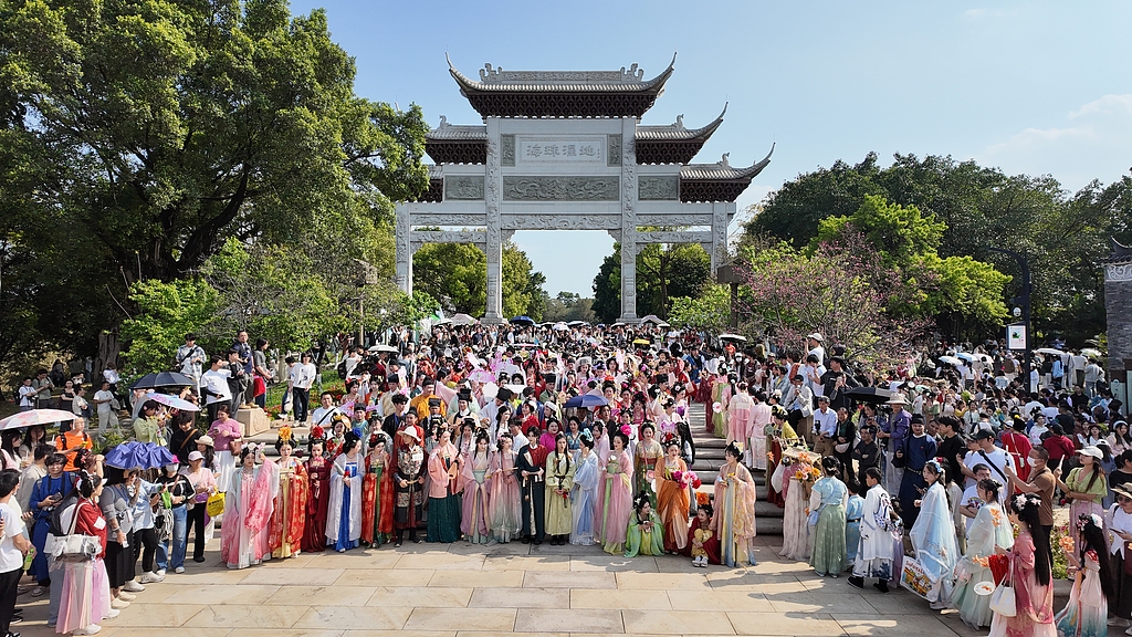 广州：众多汉服爱好者共聚海珠湿地花朝节