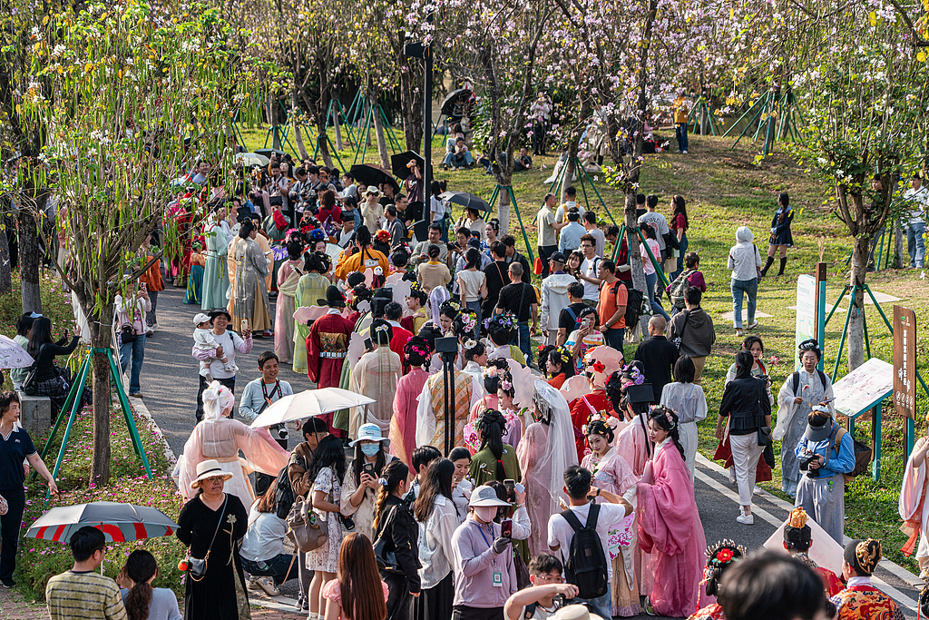 广州：众多汉服爱好者共聚海珠湿地花朝节