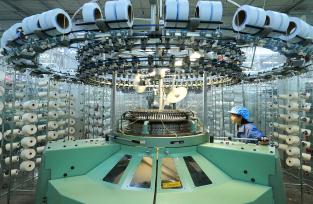 山东青岛：针织企业车间流水线有序运转