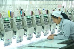 山东青岛：针织企业车间流水线有序运转