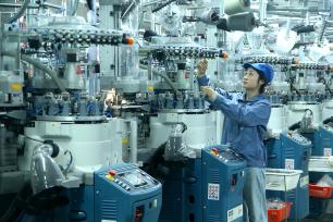 山东青岛：针织企业车间流水线有序运转