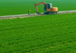 江苏淮安：村民在麦田中修整河沟