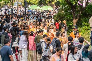 广州：众多汉服爱好者共聚海珠湿地花朝节
