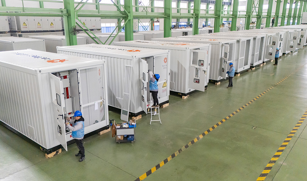 江苏南通：工人生产储能配套产品