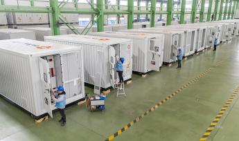 江苏南通：工人生产储能配套产品